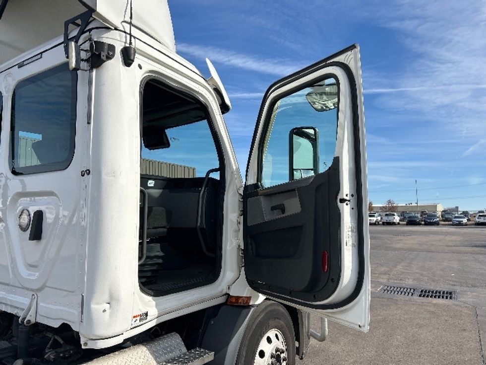 Day Cab Tractor-Heavy Duty Tractors-Freightliner-2021-T11664ST-Oklahoma City-OK-545,909\n\t\tmiles-$ 44,000 - Image 12