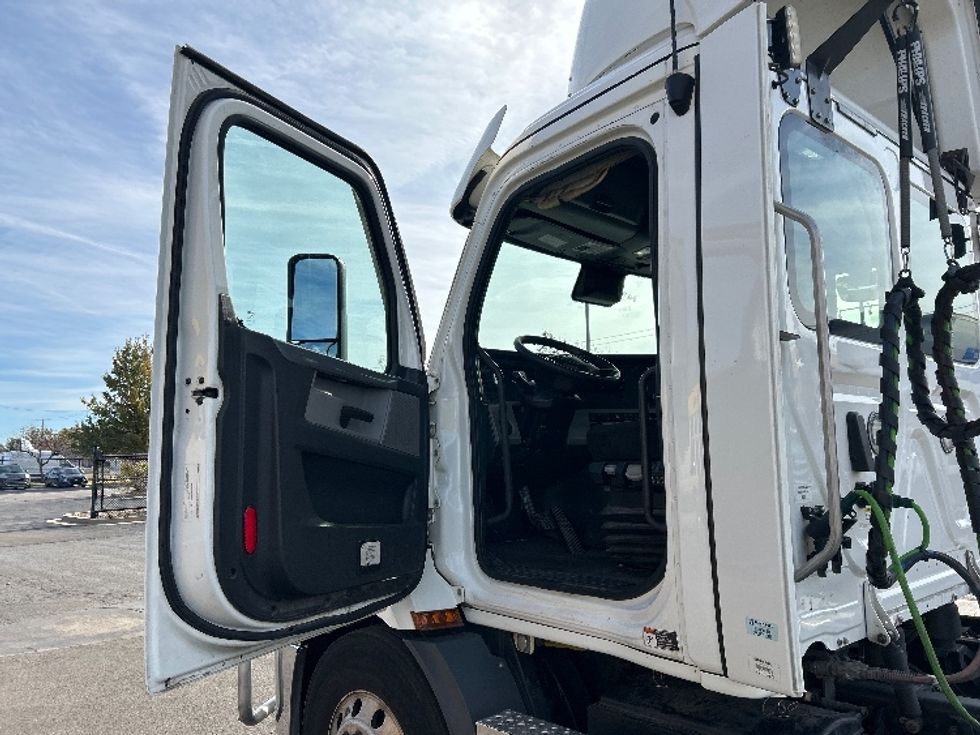 Day Cab Tractor-Heavy Duty Tractors-Freightliner-2021-T11664ST-Oklahoma City-OK-545,909\n\t\tmiles-$ 44,000 - Image 9