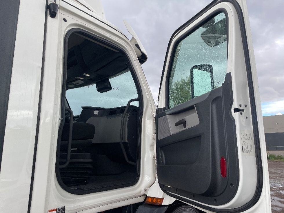 Day Cab Tractor-Heavy Duty Tractors-Freightliner-2021-T11664ST-Phoenix-AZ-291,000\n\t\tmiles-$ 65,500 - Image 12