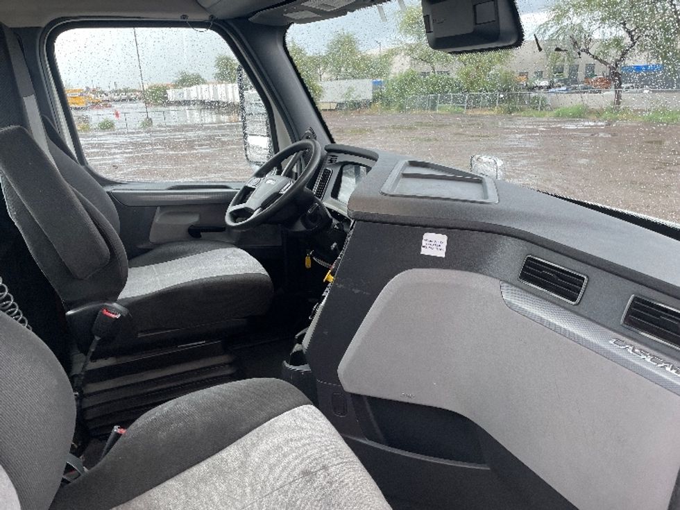 Day Cab Tractor-Heavy Duty Tractors-Freightliner-2021-T11664ST-Phoenix-AZ-291,000\n\t\tmiles-$ 65,500 - Image 14
