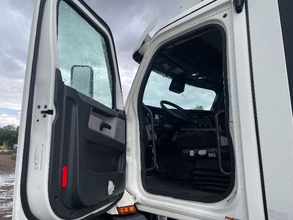 Day Cab Tractor-Heavy Duty Tractors-Freightliner-2021-T11664ST-Phoenix-AZ-291,000\n\t\tmiles-$ 65,500 - Image 9