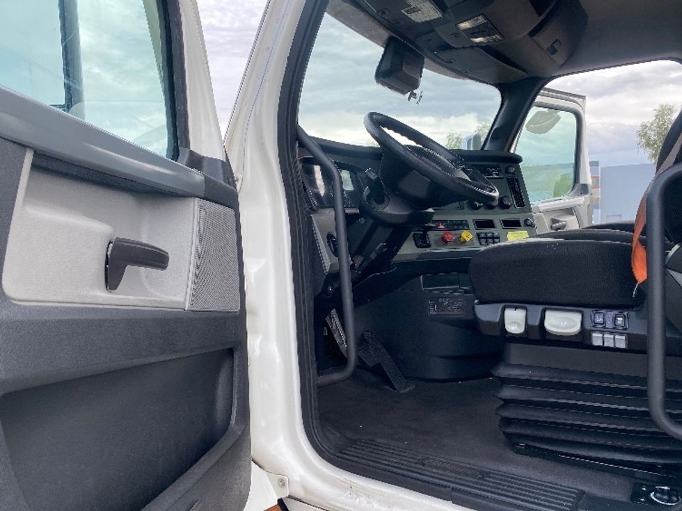 Day Cab Tractor-Heavy Duty Tractors-Freightliner-2021-T11664ST-Phoenix-AZ-343,589\n\t\tmiles-$ 62,500 - Image 9