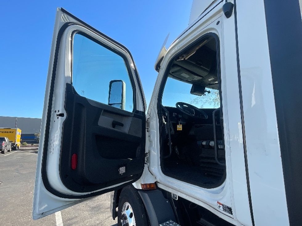 Day Cab Tractor-Heavy Duty Tractors-Freightliner-2021-T11664ST-Phoenix-AZ-499,730\n\t\tmiles-$ 47,750 - Image 9