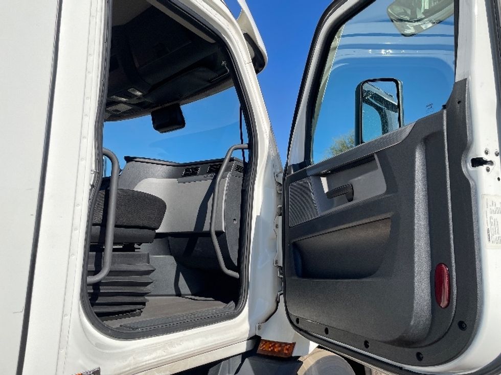 Day Cab Tractor-Heavy Duty Tractors-Freightliner-2021-T11664ST-Phoenix-AZ-617,541\n\t\tmiles-$ 29,000 - Image 12