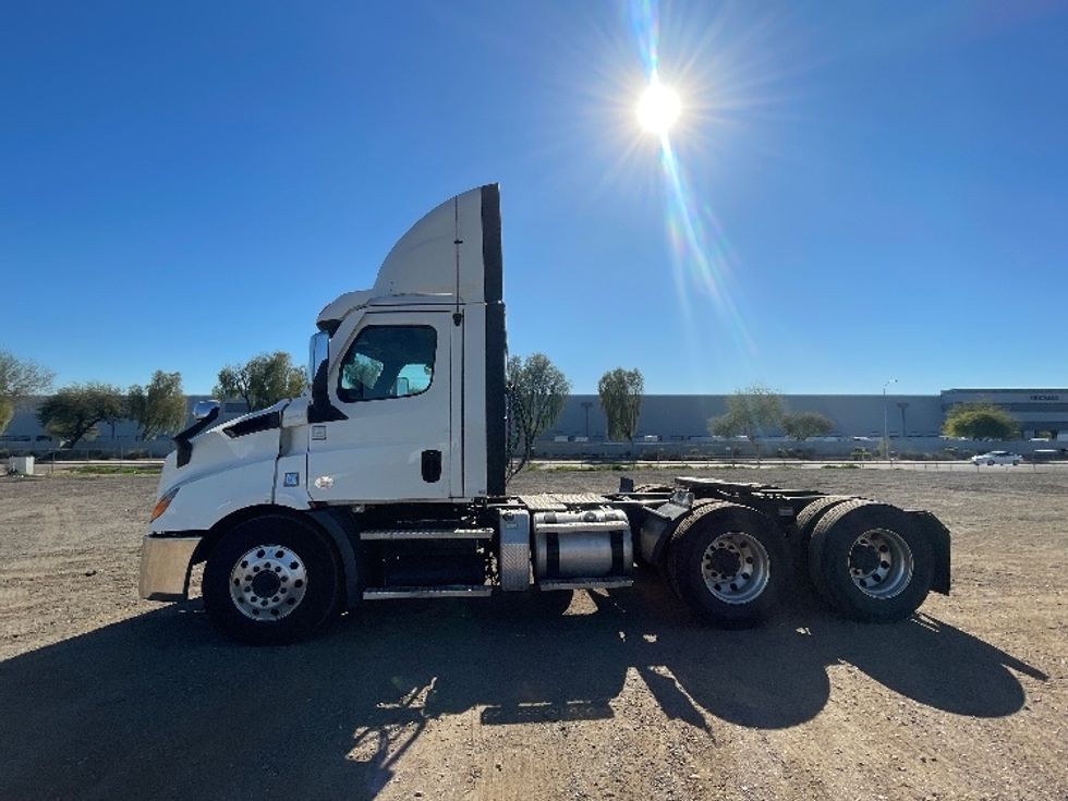Day Cab Tractor-Heavy Duty Tractors-Freightliner-2021-T11664ST-Phoenix-AZ-617,541\n\t\tmiles-$ 29,000 - Image 4