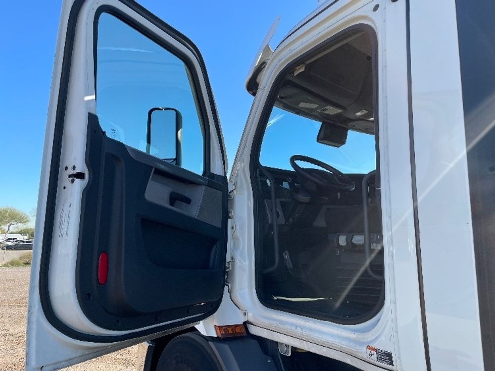 Day Cab Tractor-Heavy Duty Tractors-Freightliner-2021-T11664ST-Phoenix-AZ-617,541\n\t\tmiles-$ 29,000 - Image 9