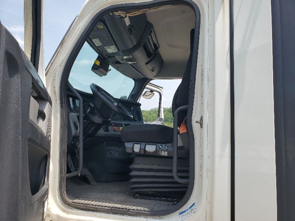 Day Cab Tractor-Heavy Duty Tractors-Freightliner-2021-T11664ST-Pittsburgh-PA-492,461\n\t\tmiles-$ 46,000 - Image 9