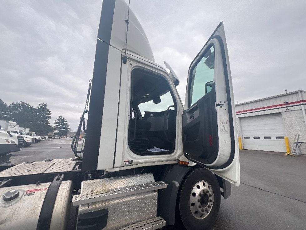 Day Cab Tractor-Heavy Duty Tractors-Freightliner-2021-T11664ST-Plymouth-MI-342,613\n\t\tmiles-$ 54,750 - Image 12