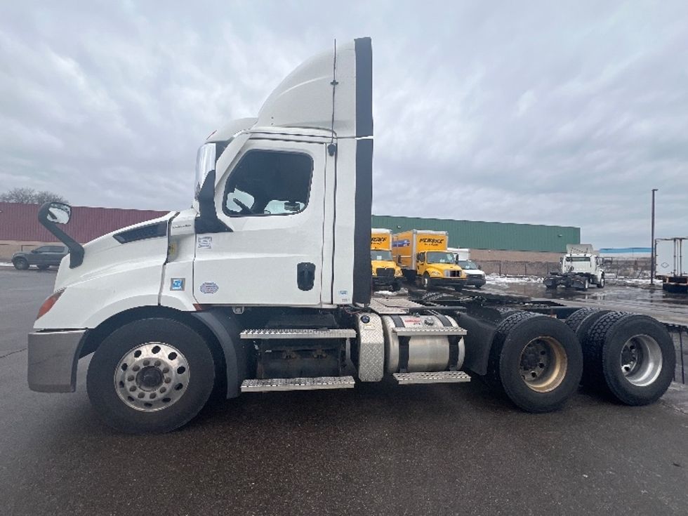 Day Cab Tractor-Heavy Duty Tractors-Freightliner-2021-T11664ST-Plymouth-MI-342,613\n\t\tmiles-$ 54,750 - Image 4