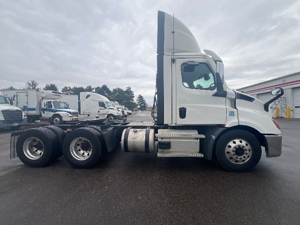 Day Cab Tractor-Heavy Duty Tractors-Freightliner-2021-T11664ST-Plymouth-MI-342,613\n\t\tmiles-$ 54,750 - Image 8