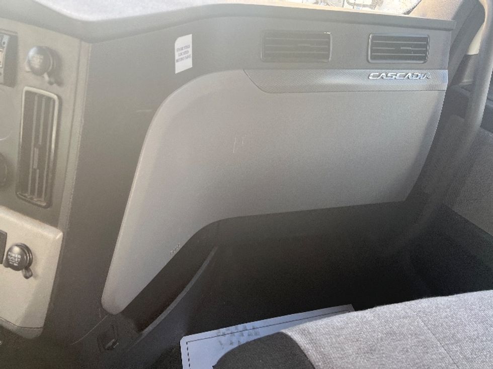 Day Cab Tractor-Heavy Duty Tractors-Freightliner-2021-T11664ST-Plymouth-MI-360,616\n\t\tmiles-$ 55,500 - Image 13