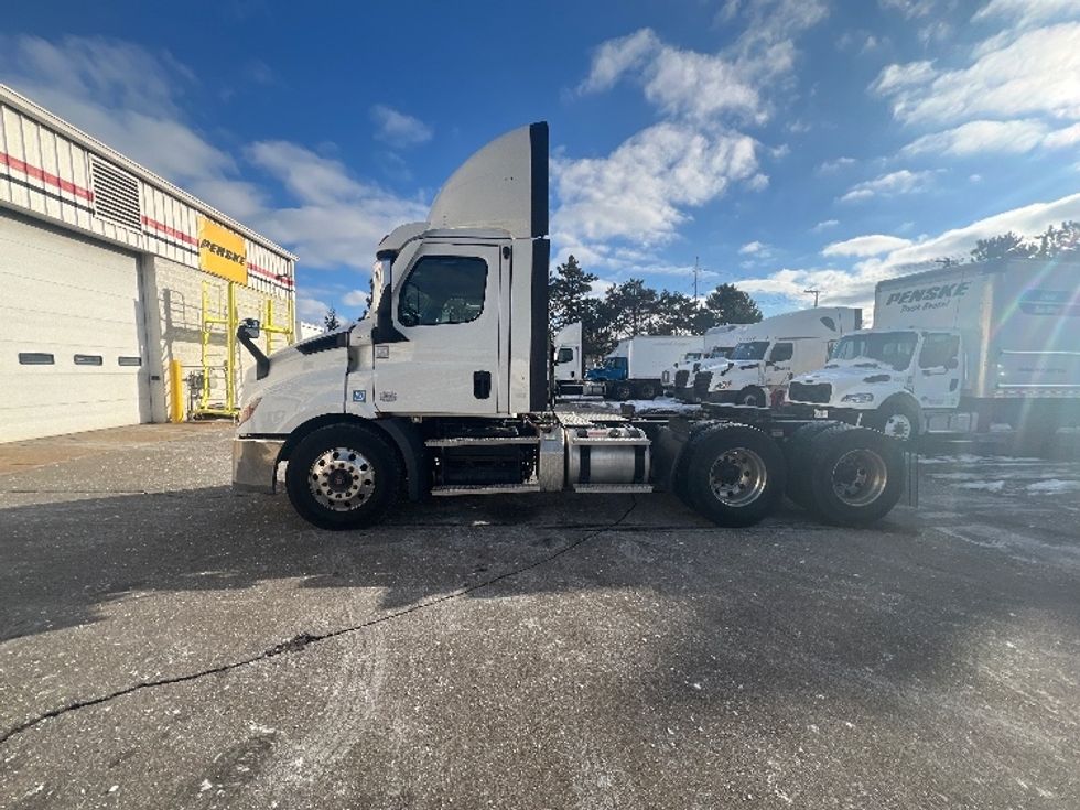 Day Cab Tractor-Heavy Duty Tractors-Freightliner-2021-T11664ST-Plymouth-MI-360,616\n\t\tmiles-$ 55,500 - Image 4