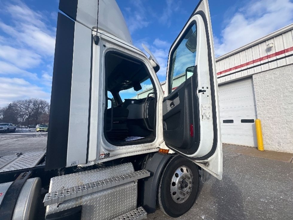 Day Cab Tractor-Heavy Duty Tractors-Freightliner-2021-T11664ST-Plymouth-MI-360,616\n\t\tmiles-$ 55,500 - Image 9
