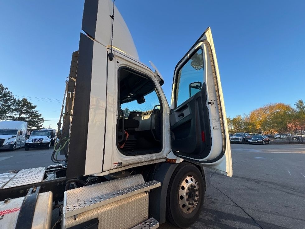Day Cab Tractor-Heavy Duty Tractors-Freightliner-2021-T11664ST-Plymouth-MI-365,325\n\t\tmiles-$ 55,000 - Image 12