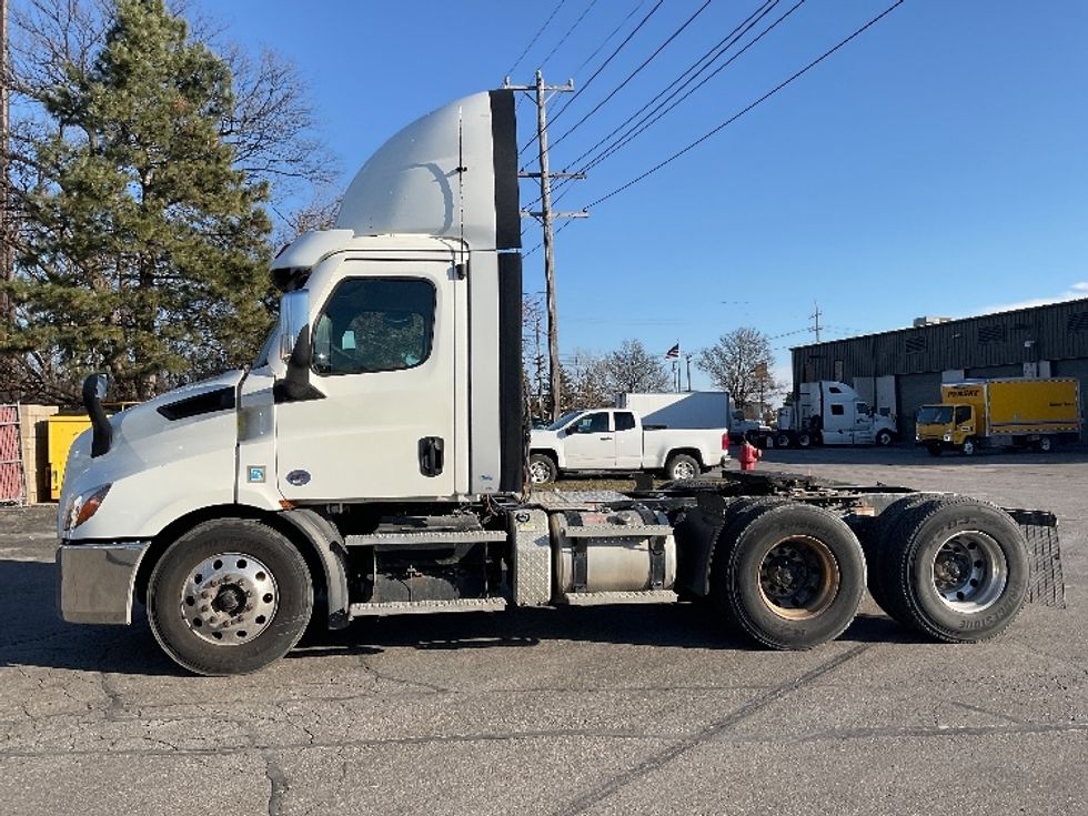 Day Cab Tractor-Heavy Duty Tractors-Freightliner-2021-T11664ST-Plymouth-MI-367,593\n\t\tmiles-$ 52,250 - Image 4