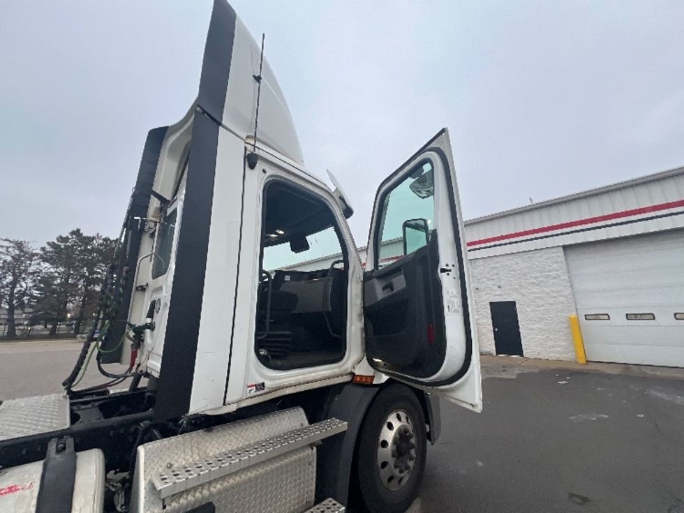 Day Cab Tractor-Heavy Duty Tractors-Freightliner-2021-T11664ST-Plymouth-MI-375,483\n\t\tmiles-$ 53,000 - Image 12