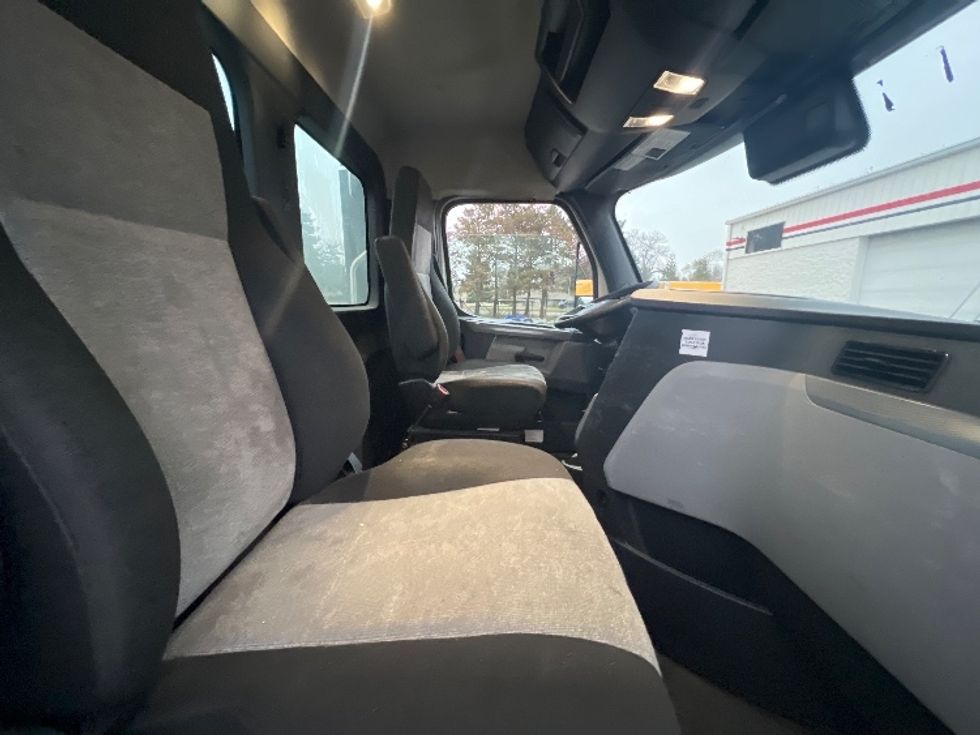 Day Cab Tractor-Heavy Duty Tractors-Freightliner-2021-T11664ST-Plymouth-MI-375,483\n\t\tmiles-$ 53,000 - Image 14