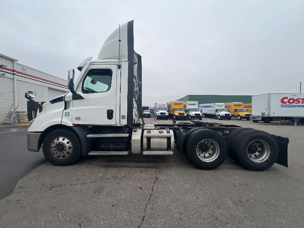 Day Cab Tractor-Heavy Duty Tractors-Freightliner-2021-T11664ST-Plymouth-MI-375,483\n\t\tmiles-$ 53,000 - Image 4