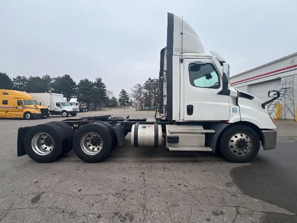 Day Cab Tractor-Heavy Duty Tractors-Freightliner-2021-T11664ST-Plymouth-MI-375,483\n\t\tmiles-$ 53,000 - Image 8