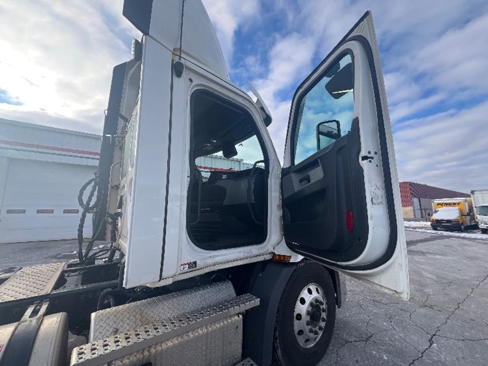 Day Cab Tractor-Heavy Duty Tractors-Freightliner-2021-T11664ST-Plymouth-MI-378,796\n\t\tmiles-$ 53,750 - Image 12