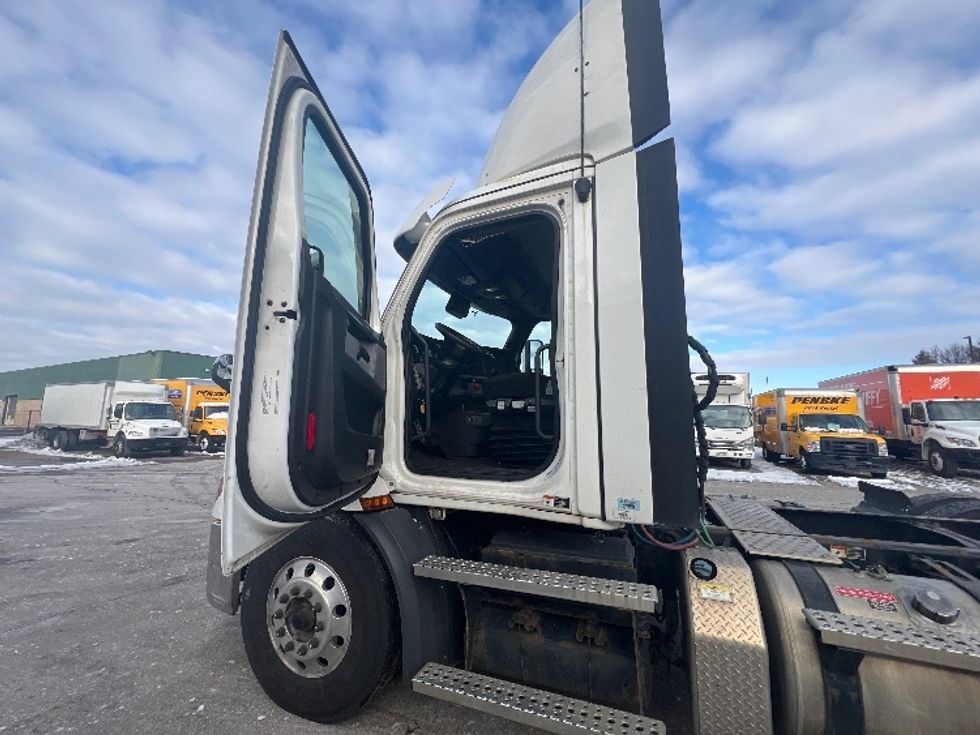 Day Cab Tractor-Heavy Duty Tractors-Freightliner-2021-T11664ST-Plymouth-MI-378,796\n\t\tmiles-$ 53,750 - Image 9