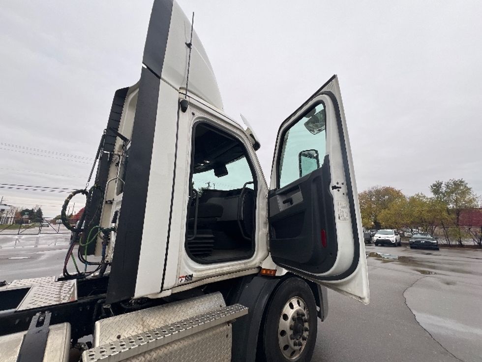Day Cab Tractor-Heavy Duty Tractors-Freightliner-2021-T11664ST-Plymouth-MI-396,819\n\t\tmiles-$ 51,750 - Image 12