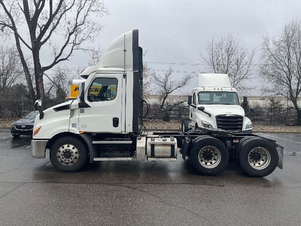 Day Cab Tractor-Heavy Duty Tractors-Freightliner-2021-T11664ST-Plymouth-MI-396,819\n\t\tmiles-$ 51,750 - Image 4