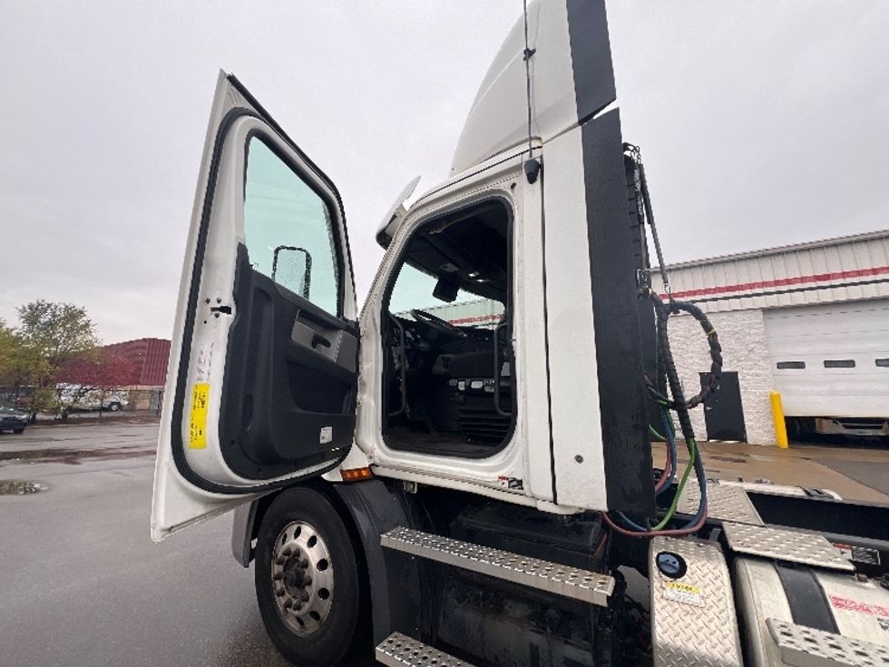 Day Cab Tractor-Heavy Duty Tractors-Freightliner-2021-T11664ST-Plymouth-MI-396,819\n\t\tmiles-$ 51,750 - Image 9