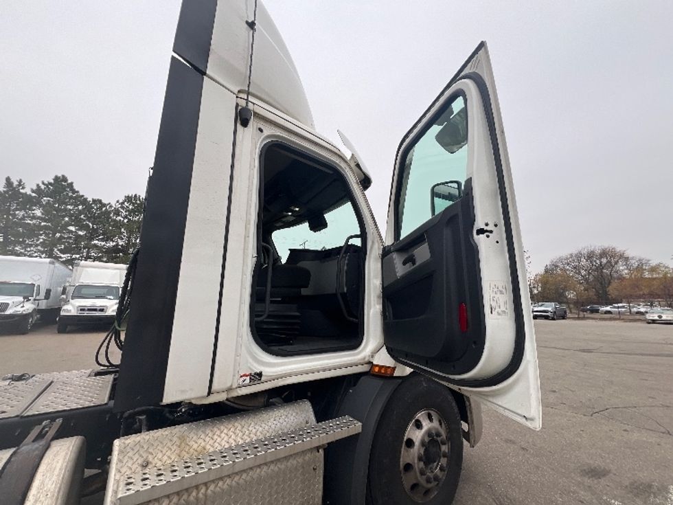 Day Cab Tractor-Heavy Duty Tractors-Freightliner-2021-T11664ST-Plymouth-MI-413,529\n\t\tmiles-$ 50,750 - Image 12