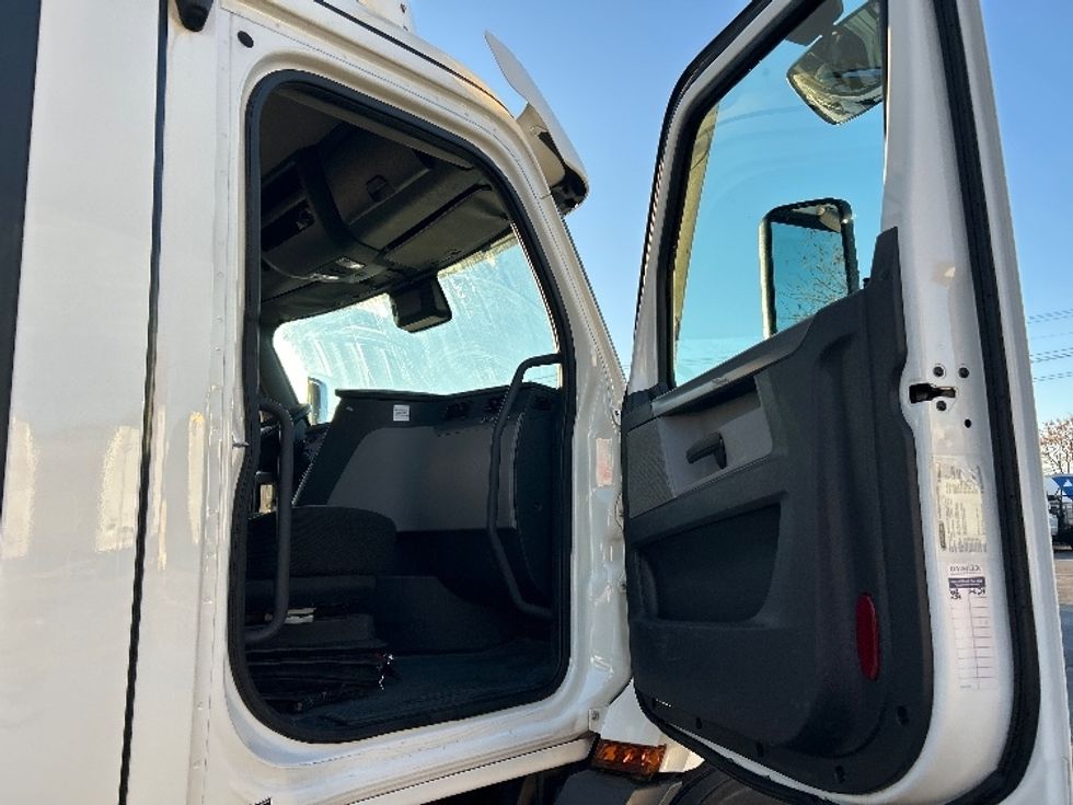 Day Cab Tractor-Heavy Duty Tractors-Freightliner-2021-T11664ST-Plymouth-MI-432,314\n\t\tmiles-$ 49,250 - Image 12