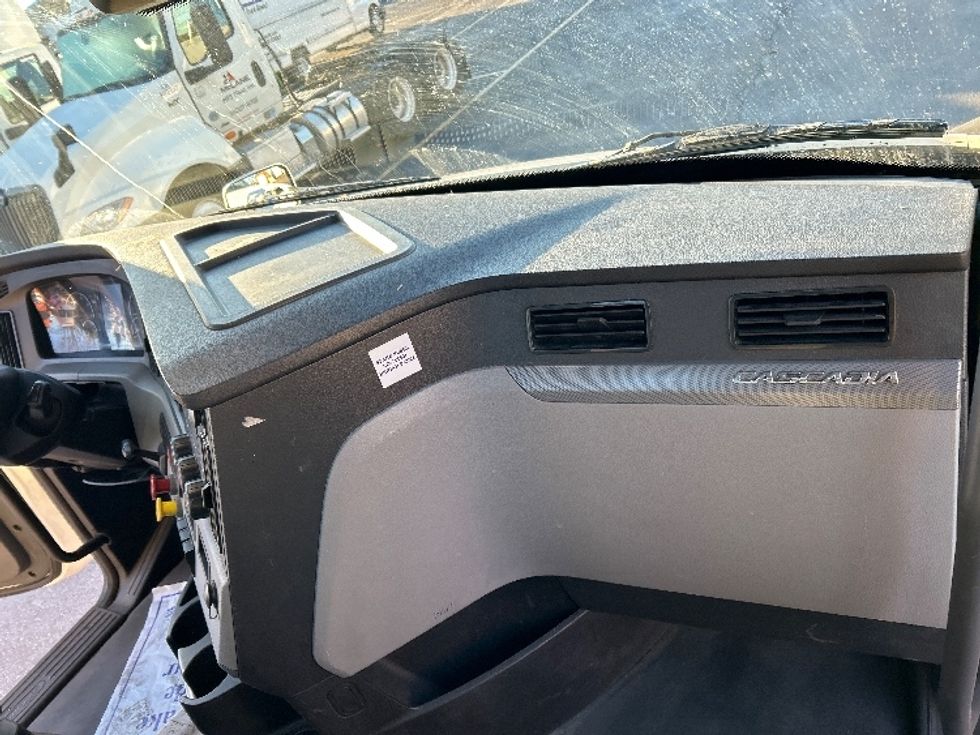 Day Cab Tractor-Heavy Duty Tractors-Freightliner-2021-T11664ST-Plymouth-MI-432,314\n\t\tmiles-$ 49,250 - Image 13