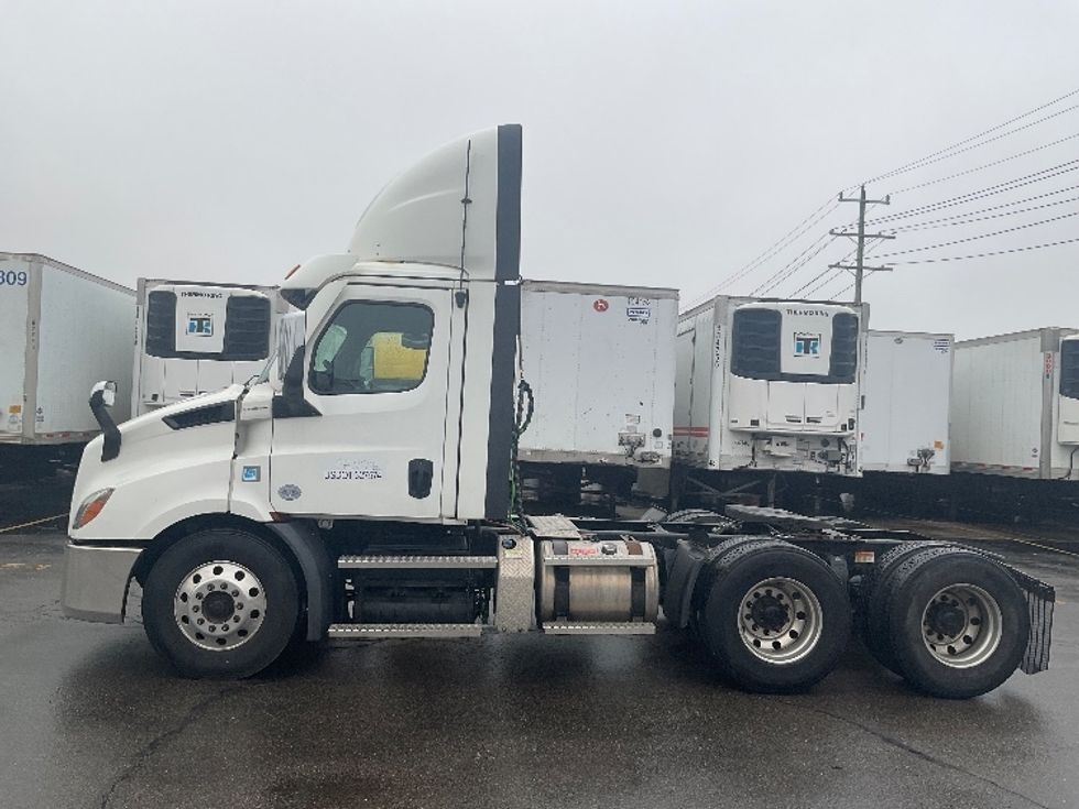 Day Cab Tractor-Heavy Duty Tractors-Freightliner-2021-T11664ST-Plymouth-MI-432,314\n\t\tmiles-$ 49,250 - Image 4