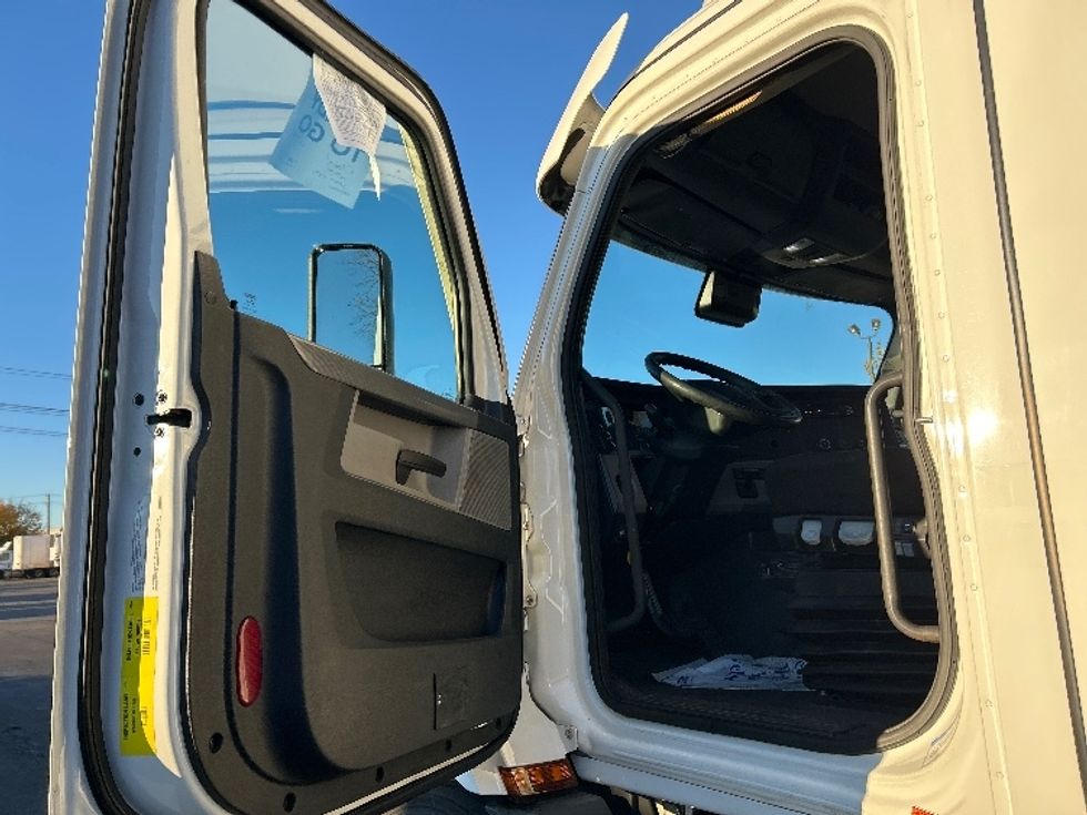 Day Cab Tractor-Heavy Duty Tractors-Freightliner-2021-T11664ST-Plymouth-MI-432,314\n\t\tmiles-$ 49,250 - Image 9