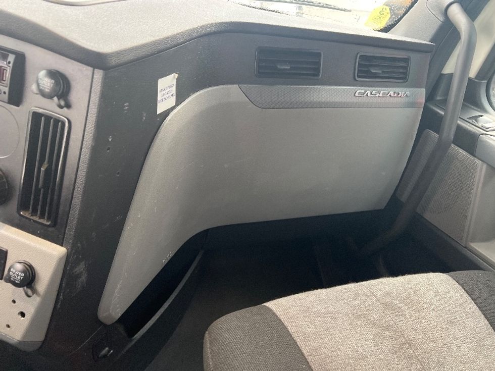 Day Cab Tractor-Heavy Duty Tractors-Freightliner-2021-T11664ST-Plymouth-MI-434,266\n\t\tmiles-$ 48,000 - Image 13