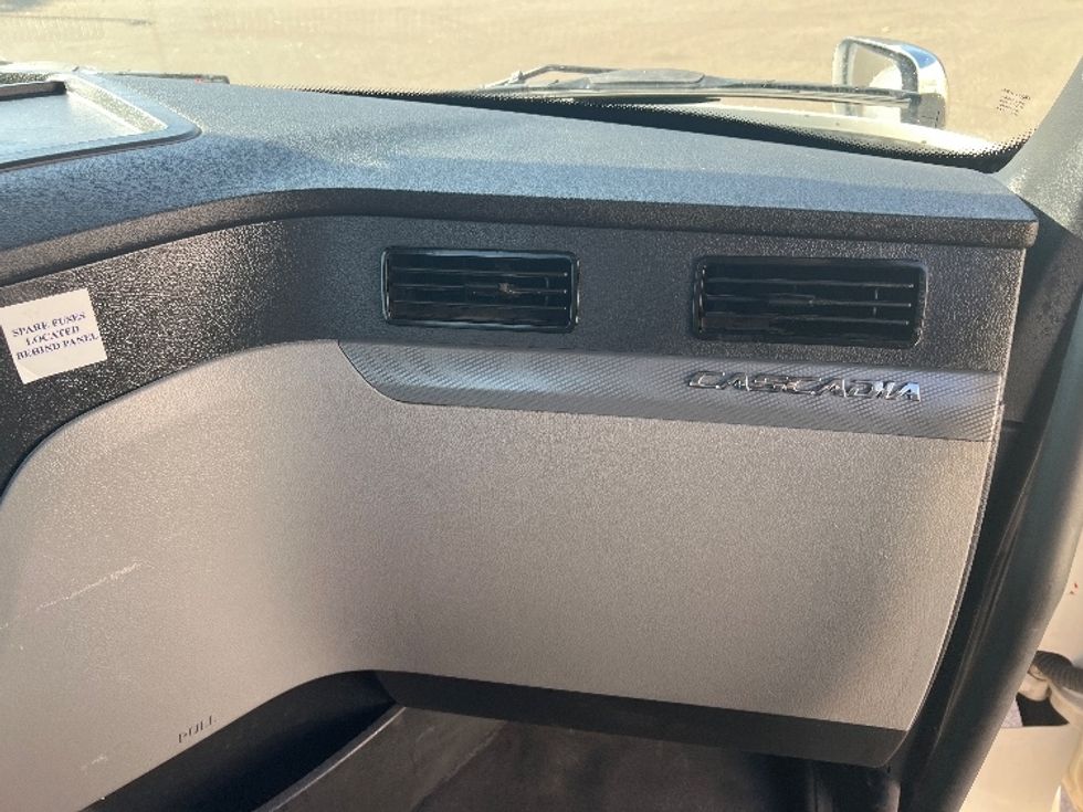 Day Cab Tractor-Heavy Duty Tractors-Freightliner-2021-T11664ST-Plymouth-MI-475,737\n\t\tmiles-$ 45,000 - Image 13