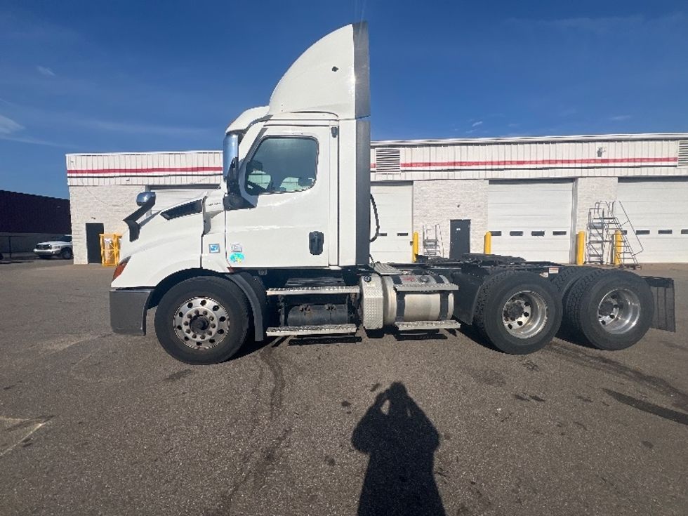 Day Cab Tractor-Heavy Duty Tractors-Freightliner-2021-T11664ST-Plymouth-MI-475,737\n\t\tmiles-$ 45,000 - Image 4