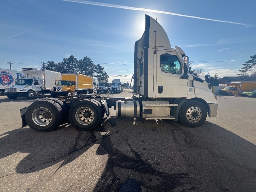 Day Cab Tractor-Heavy Duty Tractors-Freightliner-2021-T11664ST-Plymouth-MI-475,737\n\t\tmiles-$ 45,000 - Image 8