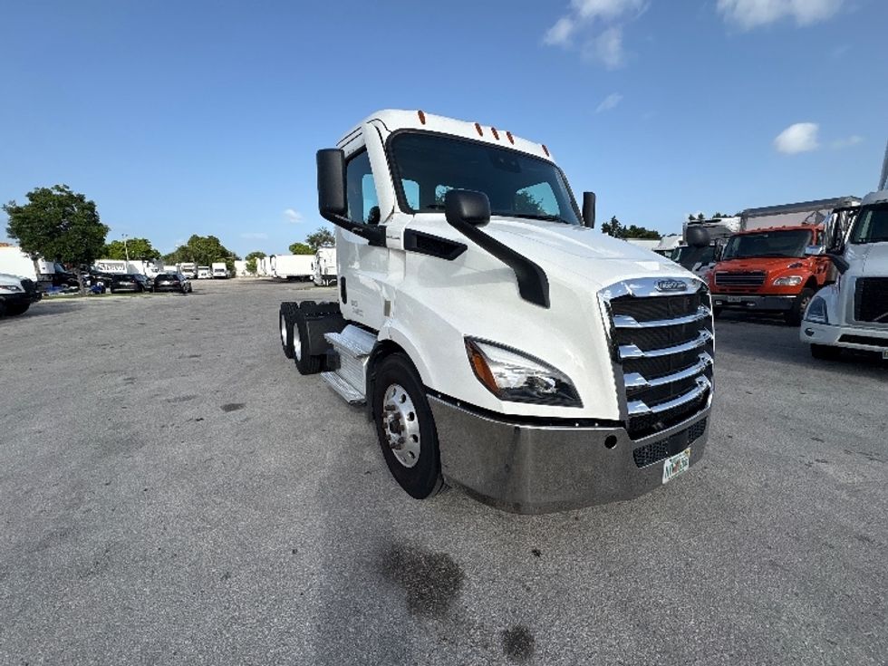 Day Cab Tractor-Heavy Duty Tractors-Freightliner-2021-T11664ST-Pompano Beach-FL-249,334\n\t\tmiles-$ 66,000 - Image 1