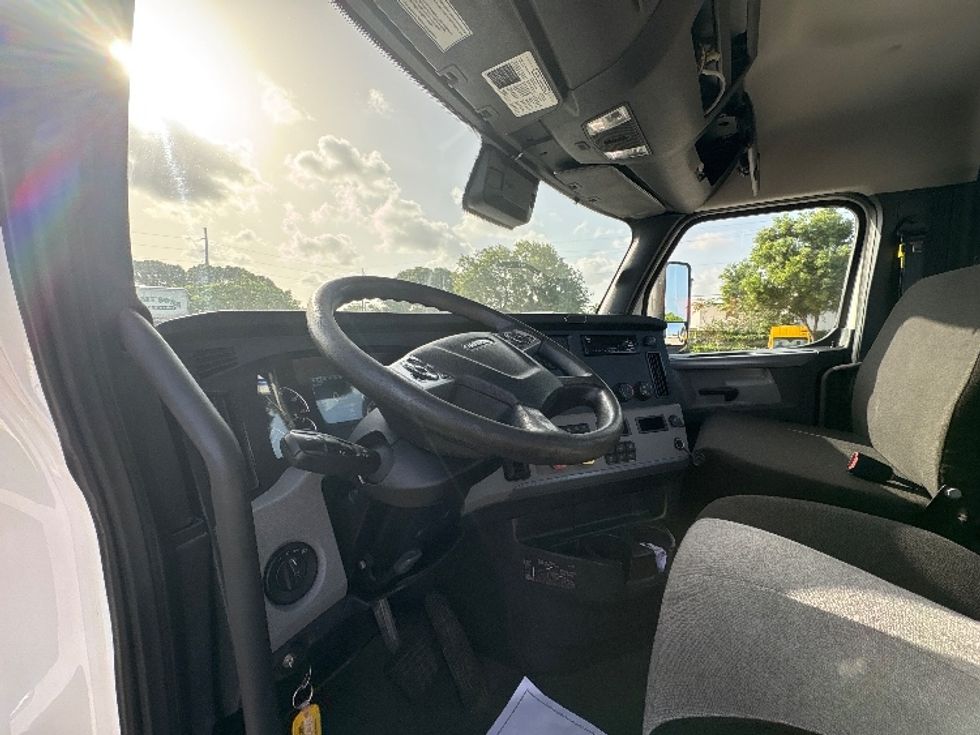 Day Cab Tractor-Heavy Duty Tractors-Freightliner-2021-T11664ST-Pompano Beach-FL-249,334\n\t\tmiles-$ 66,000 - Image 10