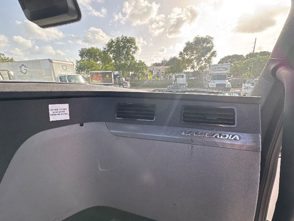 Day Cab Tractor-Heavy Duty Tractors-Freightliner-2021-T11664ST-Pompano Beach-FL-249,334\n\t\tmiles-$ 66,000 - Image 13