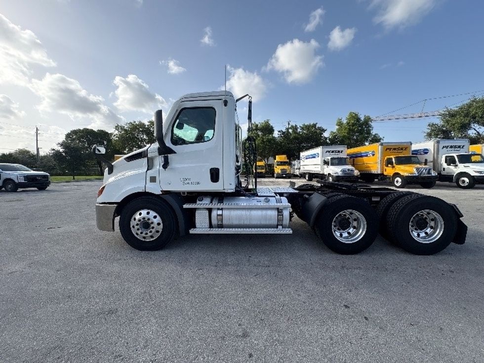 Day Cab Tractor-Heavy Duty Tractors-Freightliner-2021-T11664ST-Pompano Beach-FL-249,334\n\t\tmiles-$ 66,000 - Image 4
