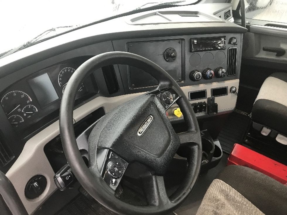 Day Cab Tractor-Heavy Duty Tractors-Freightliner-2021-T11664ST-Pottsville-PA-715,930\n\t\tmiles-$ 27,750 - Image 10