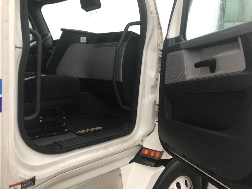 Day Cab Tractor-Heavy Duty Tractors-Freightliner-2021-T11664ST-Pottsville-PA-715,930\n\t\tmiles-$ 27,750 - Image 12