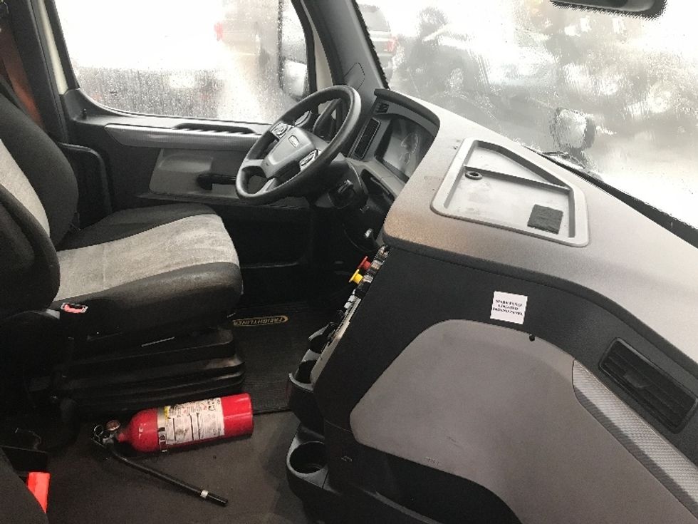 Day Cab Tractor-Heavy Duty Tractors-Freightliner-2021-T11664ST-Pottsville-PA-715,930\n\t\tmiles-$ 27,750 - Image 14