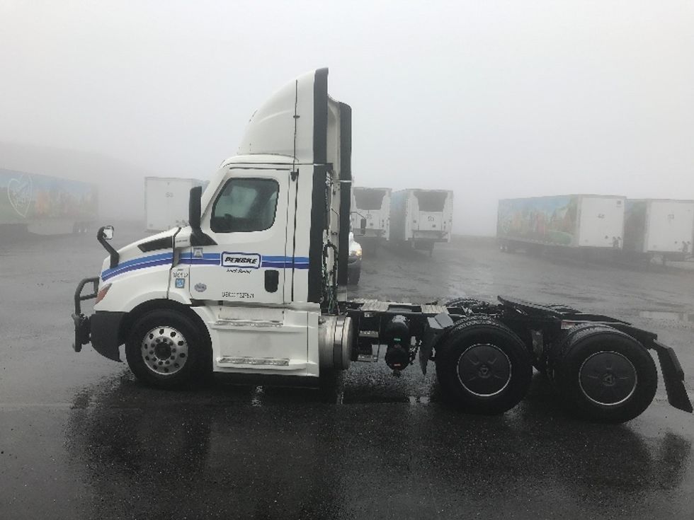 Day Cab Tractor-Heavy Duty Tractors-Freightliner-2021-T11664ST-Pottsville-PA-715,930\n\t\tmiles-$ 27,750 - Image 4