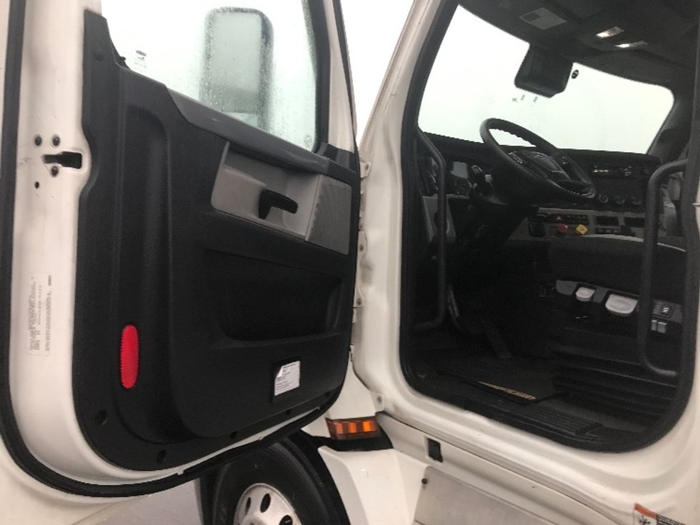 Day Cab Tractor-Heavy Duty Tractors-Freightliner-2021-T11664ST-Pottsville-PA-715,930\n\t\tmiles-$ 27,750 - Image 9