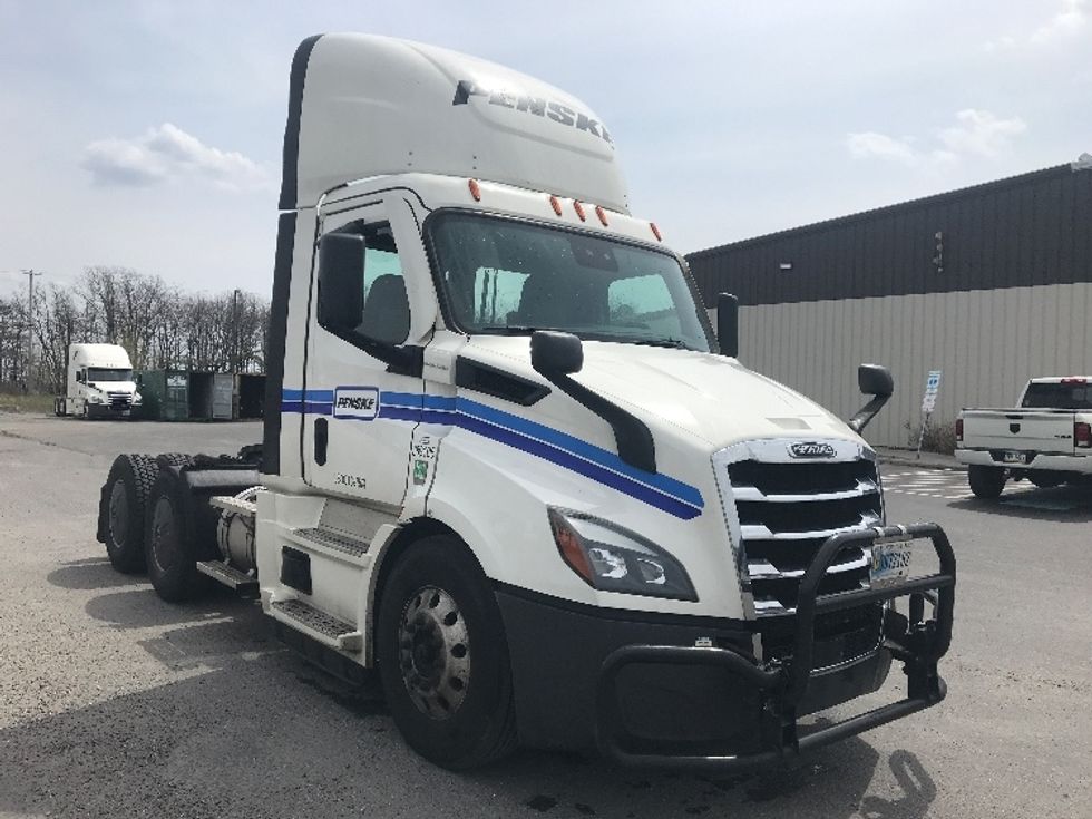 Day Cab Tractor-Heavy Duty Tractors-Freightliner-2021-T11664ST-Pottsville-PA-731,906\n\t\tmiles-$ 27,750 - Image 1