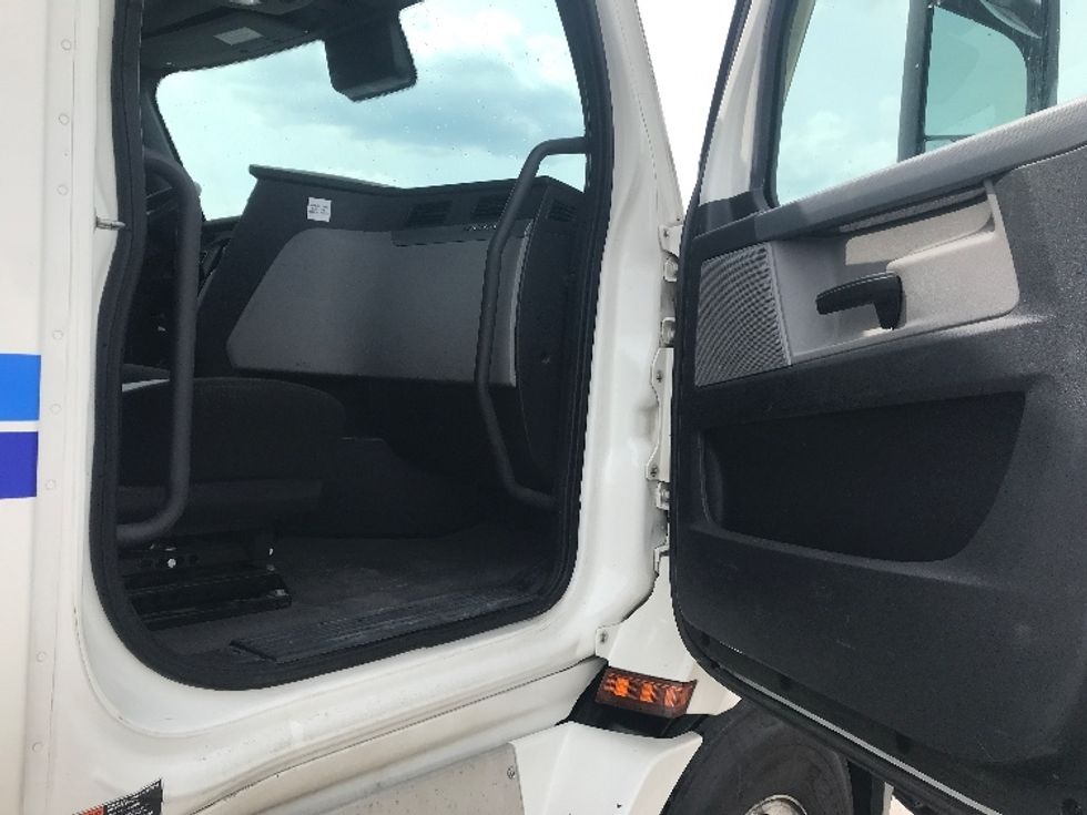 Day Cab Tractor-Heavy Duty Tractors-Freightliner-2021-T11664ST-Pottsville-PA-731,906\n\t\tmiles-$ 27,750 - Image 12