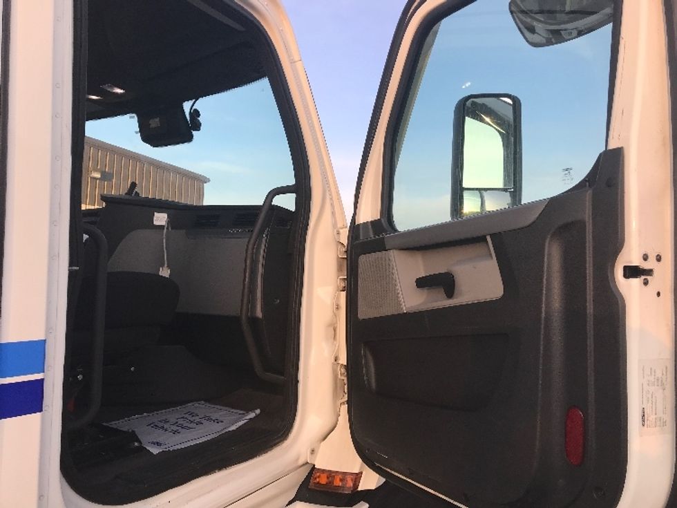 Day Cab Tractor-Heavy Duty Tractors-Freightliner-2021-T11664ST-Pottsville-PA-757,958\n\t\tmiles-$ 27,750 - Image 12