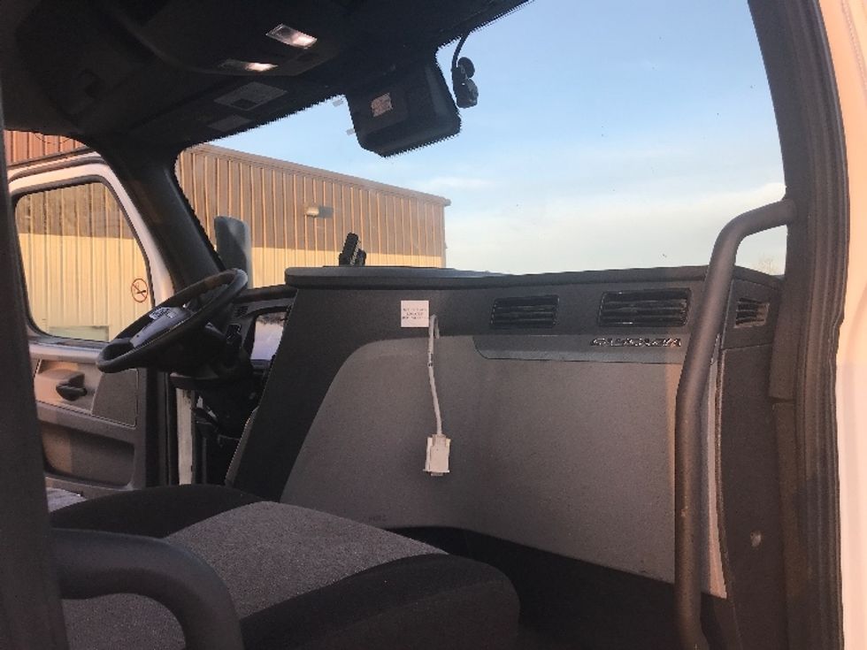 Day Cab Tractor-Heavy Duty Tractors-Freightliner-2021-T11664ST-Pottsville-PA-757,958\n\t\tmiles-$ 27,750 - Image 13